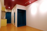 埼玉県入間市の1Rリノベーション施工事例、赤と青が作るレトロ空間