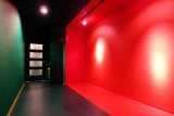 埼玉県所沢市の1Kリノベーション施工事例、レッド×グリーンが作る個性的空間