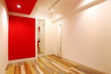 東京都八王子市の1Kリノベーション施工事例、カラータイルと赤が作るPOP空間