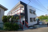 神奈川県川崎市の鉄骨造3階建外壁リノベーション施工事例、レッド X ブラック が作るモダンテイスト