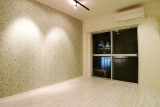 埼玉県日高市の1Rリノベーション施工事例、リーフ柄クロスが作る爽やか住空間