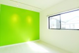 東京都八王子市の1Kリノベーション施工事例、ライムグリーン×白が作る鮮明なデザイン