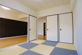 茨城県の3DK→2LDKリノベーション施工事例、琉球畳とデザインクロスが作るシンプルモダン空間