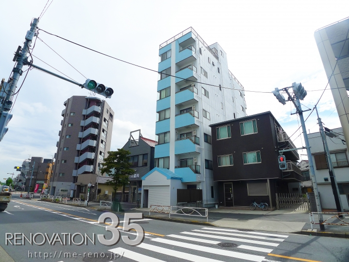 東京都墨田区の鉄骨造7階建外壁リノベーション施工事例、白とライトブルーが作る爽やかデザイン