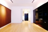 東京都新宿区の1Rリノベーション施工事例、艶出し塗装と木目調が作る現代空間