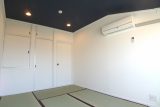 埼玉県朝霞市の2DK・メゾネットリノベーション施工事例、ブラックの天井クロスで作るモダンな和室