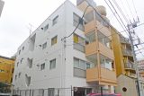 神奈川県平塚市のRC造4階建外壁リノベーション施工事例、ホワイト×パステルオレンジ