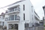 埼玉県鴻巣市の鉄筋コンクリート造3階建外壁リノベーション施工事例、ホワイト×グレー