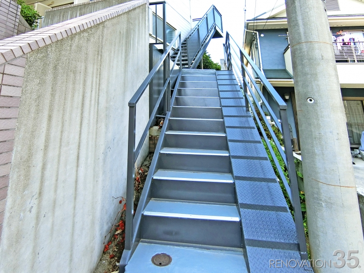 クラシックなブラック塗装の階段、1R X 8戸の空室対策リノベーション神奈川県横浜市、AFTER2