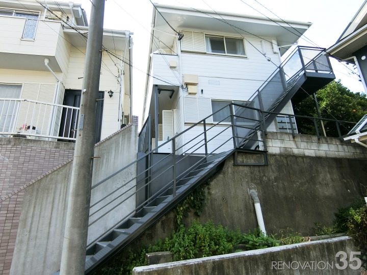 神奈川県横浜市の木造2階建外壁リノベーション施工事例、クラシックなブラック塗装の階段