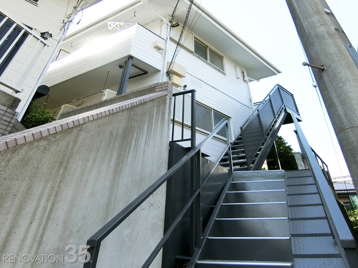 クラシックなブラック塗装の階段、1R X 8戸の空室対策リノベーション神奈川県横浜市、AFTER3