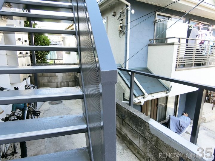 クラシックなブラック塗装の階段、1R X 8戸の空室対策リノベーション神奈川県横浜市、AFTER7