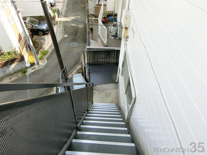 クラシックなブラック塗装の階段、1R X 8戸の空室対策リノベーション神奈川県横浜市、AFTER8