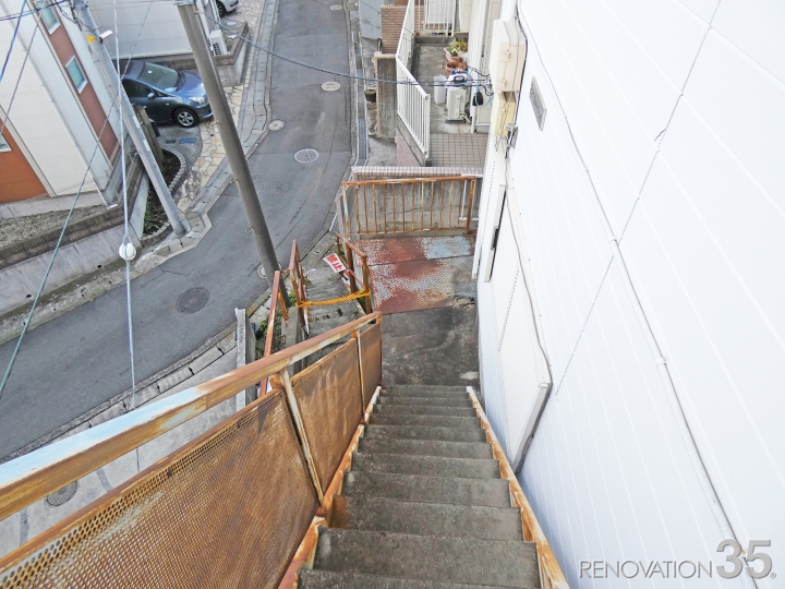 クラシックなブラック塗装の階段、1R X 8戸の空室対策リフォーム神奈川県横浜市、BEFORE8