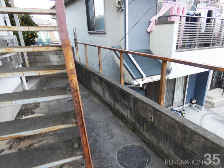 クラシックなブラック塗装の階段、1R X 8戸の空室対策リフォーム神奈川県横浜市、BEFORE7