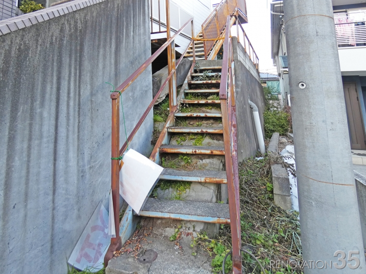 クラシックなブラック塗装の階段、1R X 8戸の空室対策リフォーム神奈川県横浜市、BEFORE2