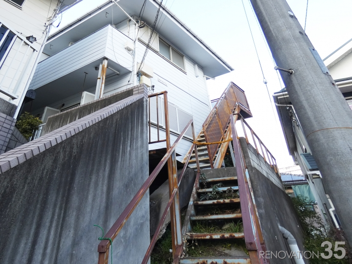 クラシックなブラック塗装の階段、1R X 8戸の空室対策リフォーム神奈川県横浜市、BEFORE3