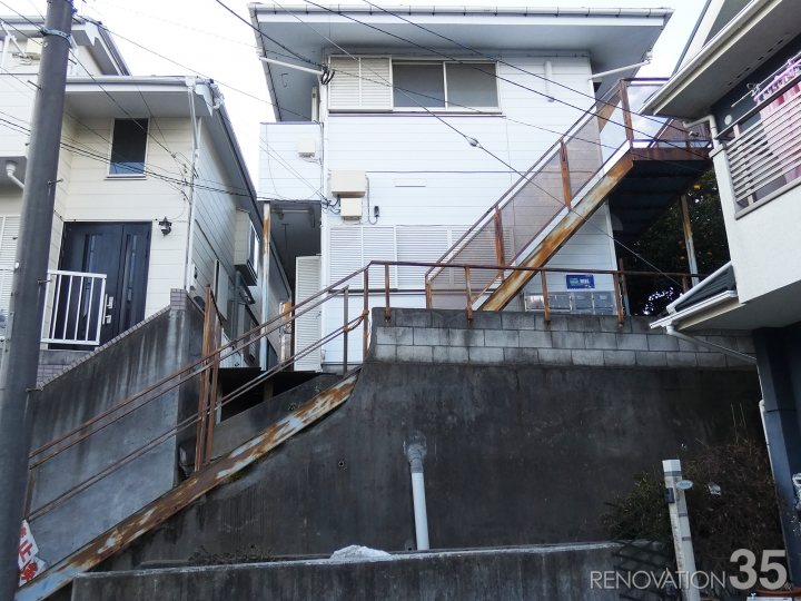 クラシックなブラック塗装の階段、1R X 8戸の空室対策リフォーム神奈川県横浜市、BEFORE1