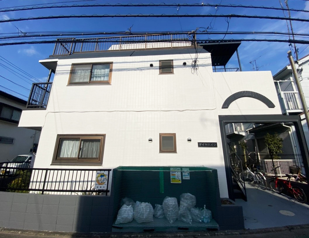神奈川県座間市の鉄骨造3階建外壁リノベーション施工事例、モノトーン仕上げのアップデート