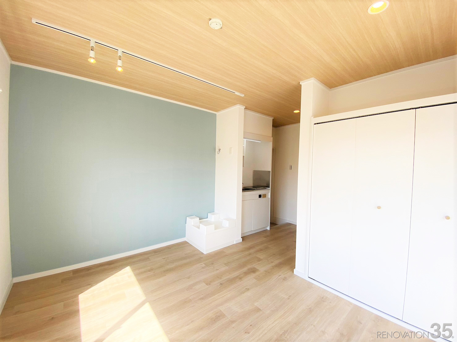 神奈川県横浜市の1Rリノベーション施工事例、ブルー×ライトな木目で爽やかなお部屋