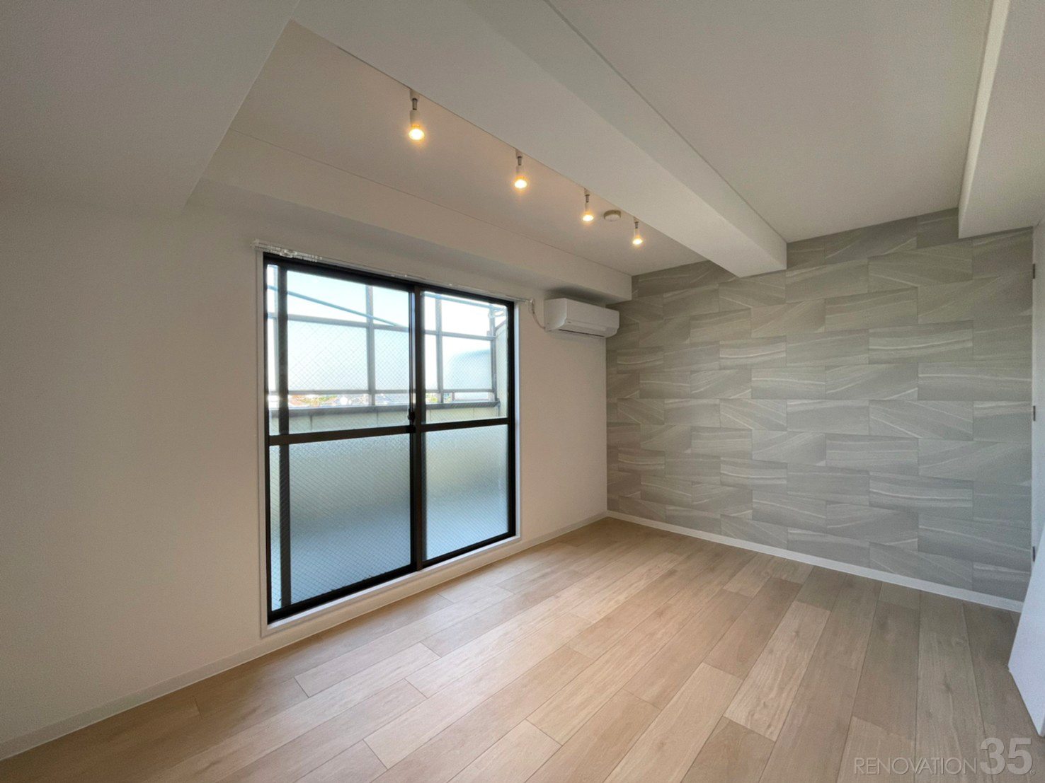 埼玉県さいたま市の1Kリノベーション施工事例、グレーと白の明るい空間