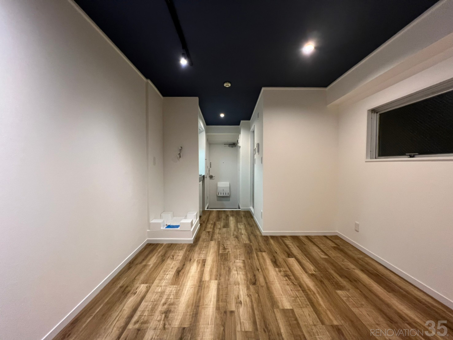 東京都北区の1Rリノベーション施工事例、ネイビー天井のオシャレ快適空間