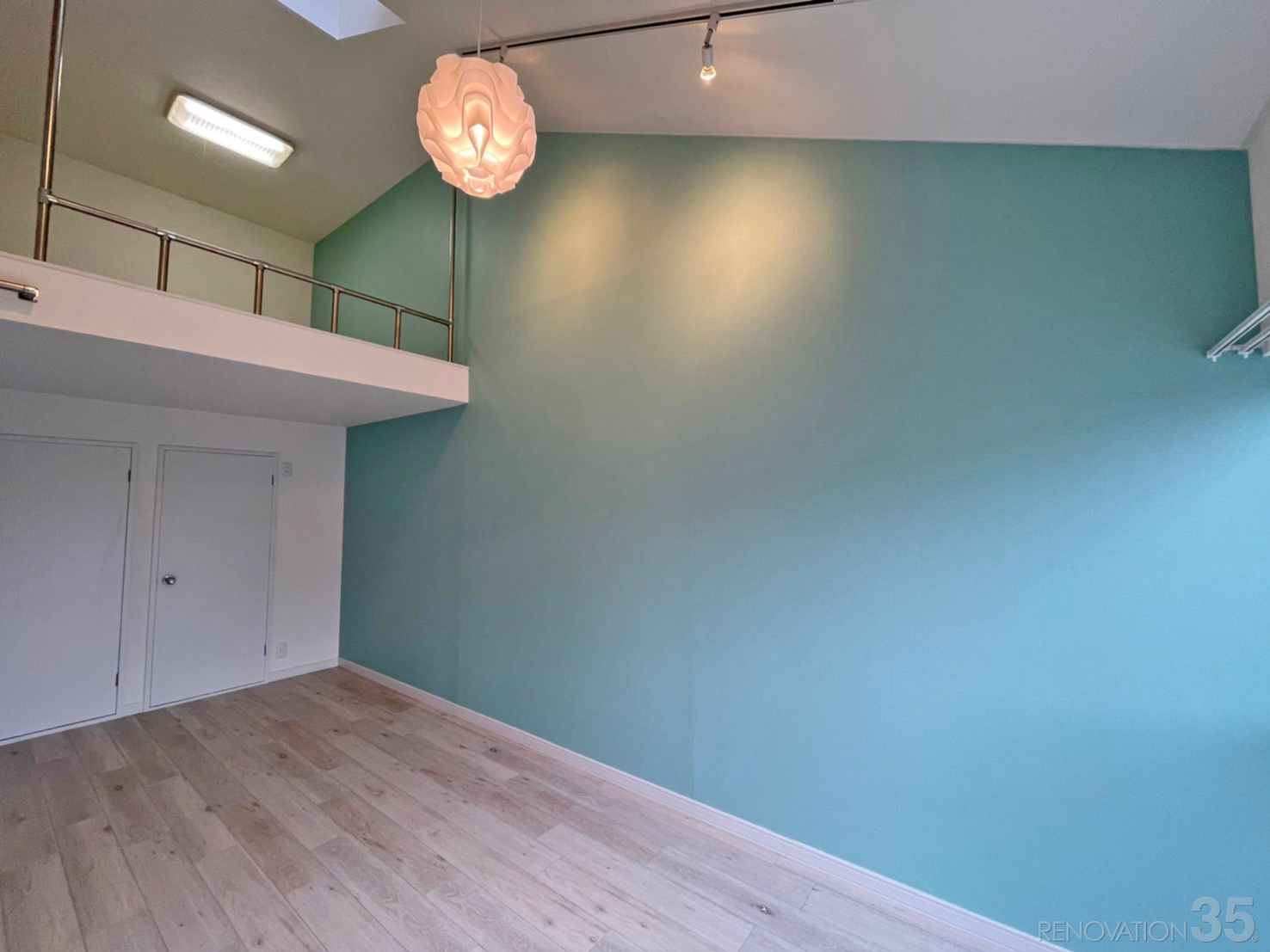 千葉県柏市の1K+ロフトリノベーション施工事例、開放的なライトブルー空間