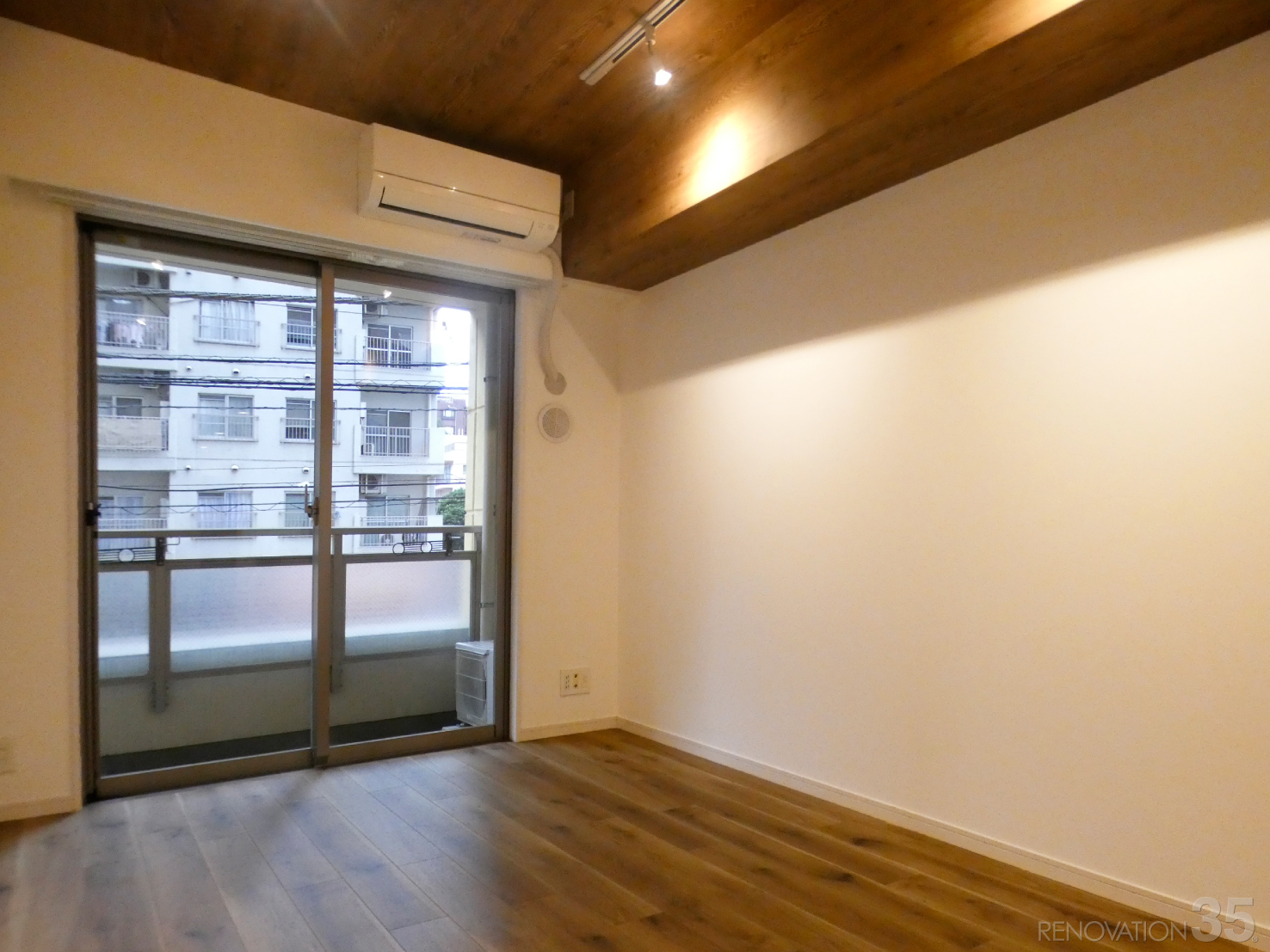 東京都文京区の1Rリノベーション施工事例、白と木目の落ち着く空間