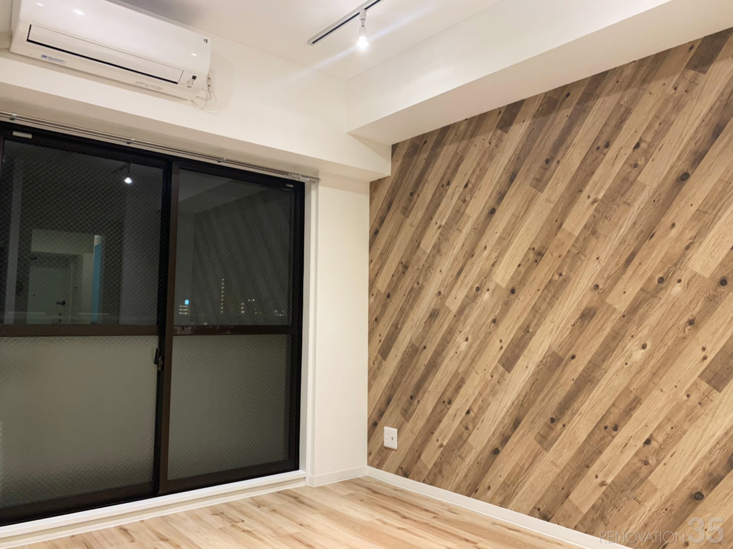 東京都新宿区の1Rリノベーション施工事例、木目斜め貼りの温もり住空間