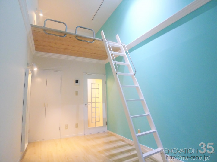 リノベーションで神奈川県厚木市の築30年のアパートの1k ロフトの賃貸物件を 水色とイエローで作るカラフルポップな1kに施工