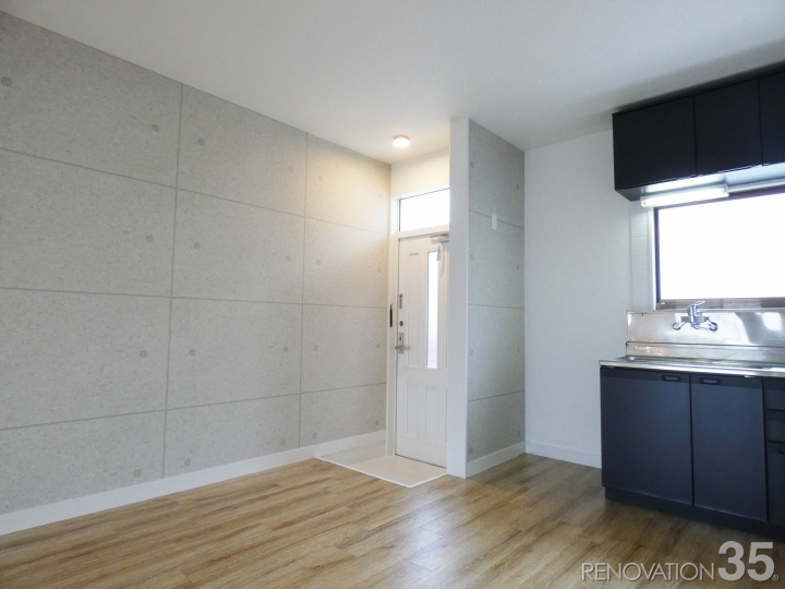 リノベーションで神奈川県横浜市鶴見区の築25年のアパートの1ldkの賃貸物件を 白 コンクリート柄が演出する開放的空間に施工